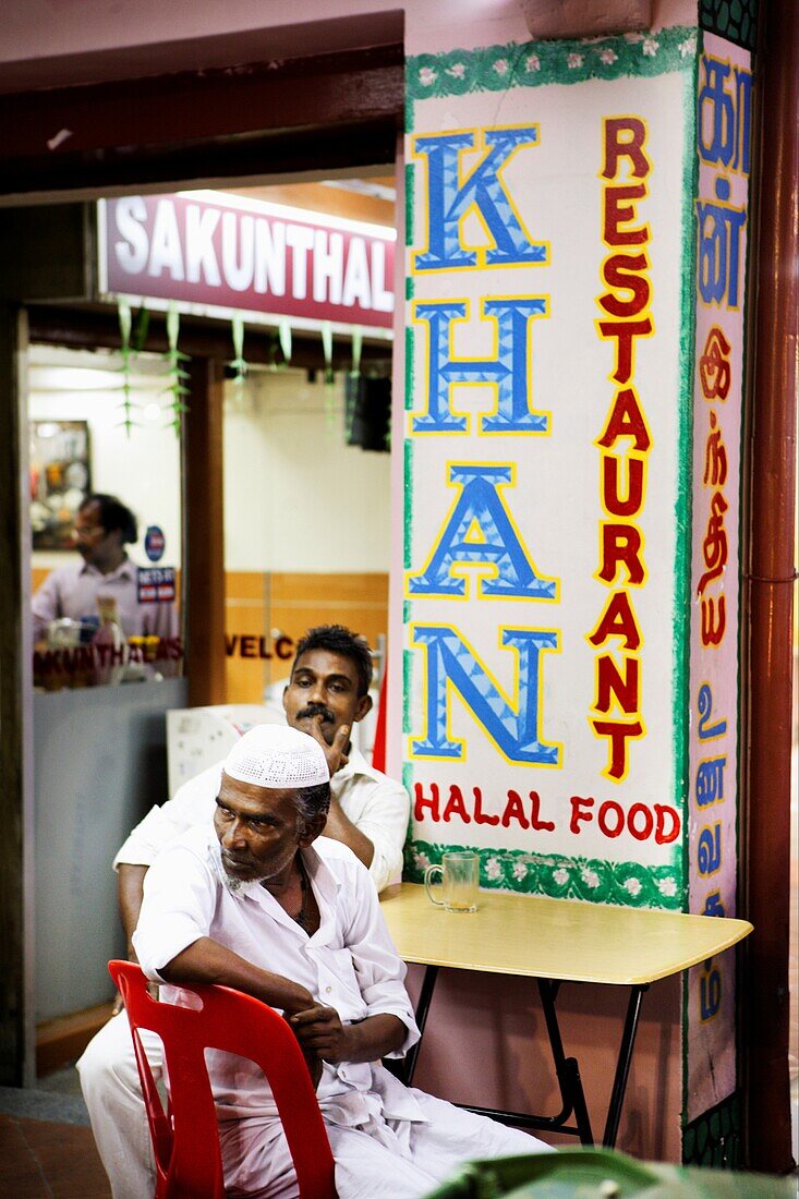 Menschen sitzen außerhalb des Khan Restaurant, Little India, Singapur