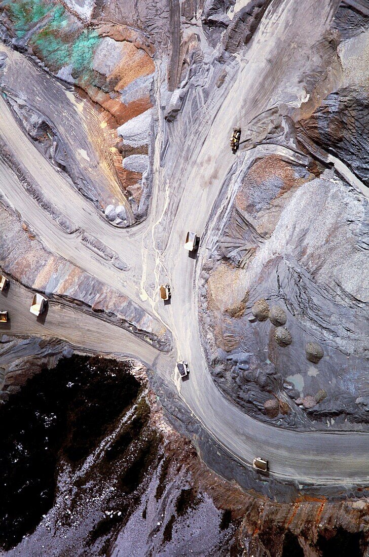 Luftaufnahme von Muldenkippern auf der Straße, die zur Grasberg-Mine in den Jayawijaya-Bergen, Irian Jaya, Neuguinea, Indonesien führt
