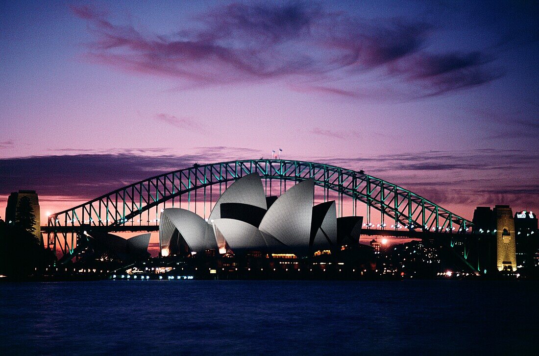 Opernhaus und Brücke nachts beleuchtet, Sydney Opera House, Sydney Harbour Bridge, Sydney, New South Wales, Australien