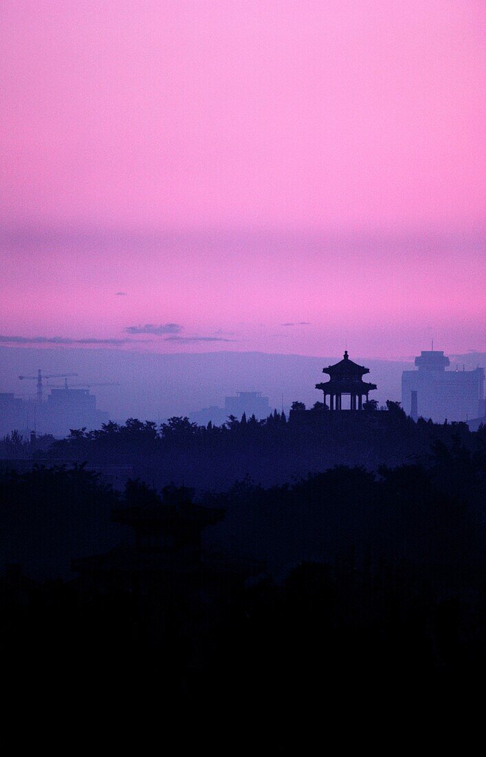 Pagode auf einem Hügel bei Sonnenuntergang, China