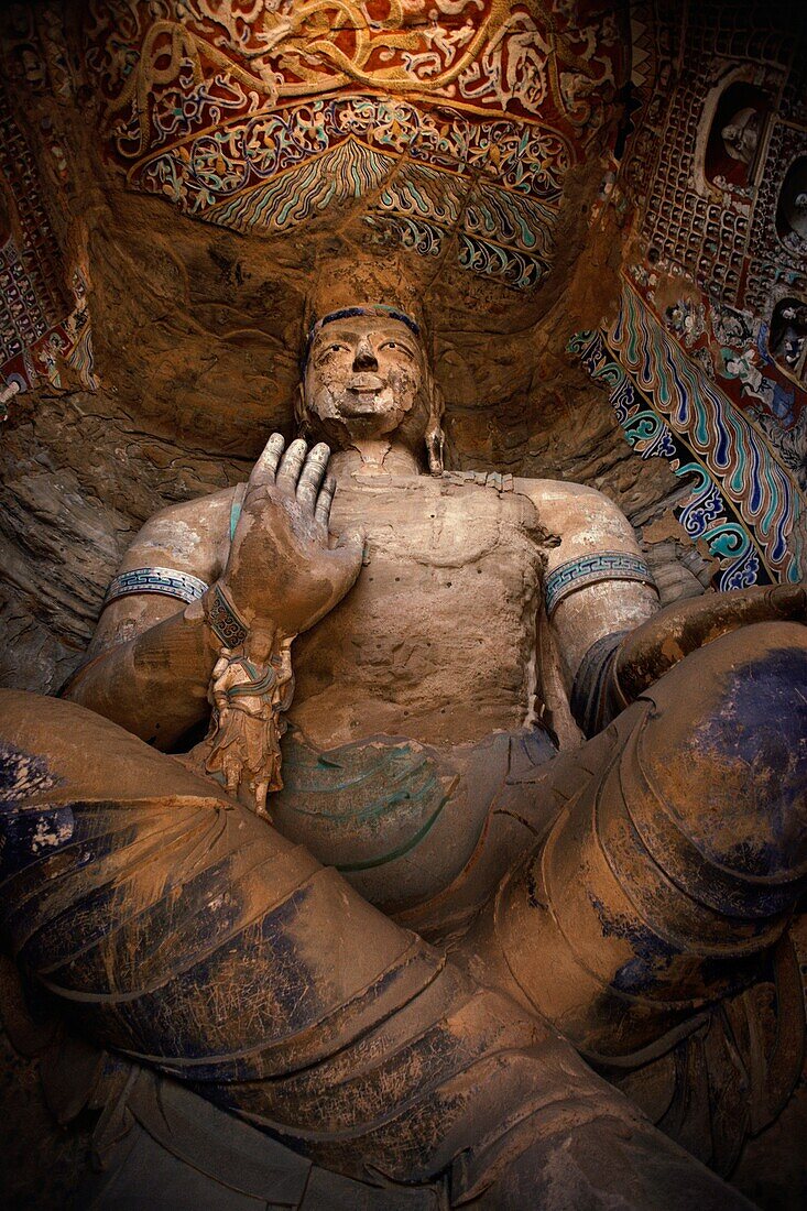 Untersicht einer Buddha-Statue in einer Höhle, Yungang Buddhist Caves, Datong, China
