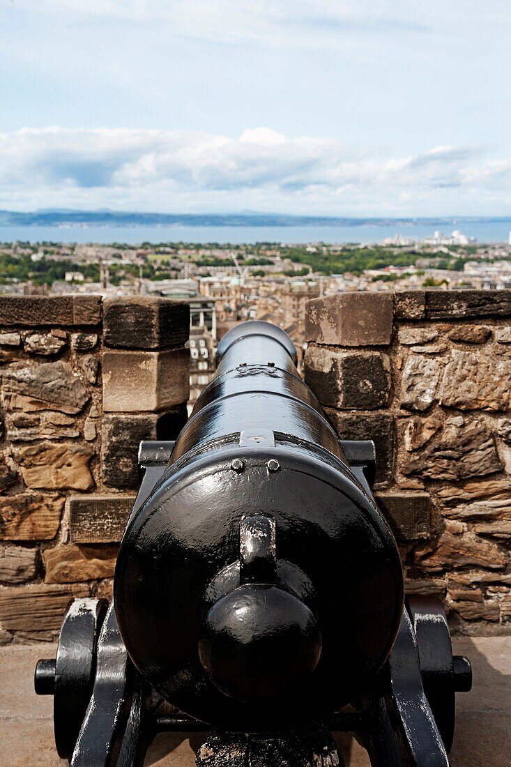 Kanone in Richtung Stadt von den Zinnen des Edinburgh Castle, Edinburgh, Schottland