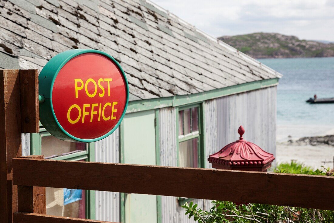 Postschild am Postamt in der Nähe des Meeres, Iona, Schottland