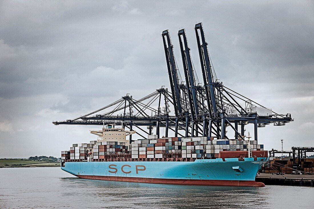 Schiff beladen mit Containern am Ipswich Dock, Ipswich, Suffolk, England