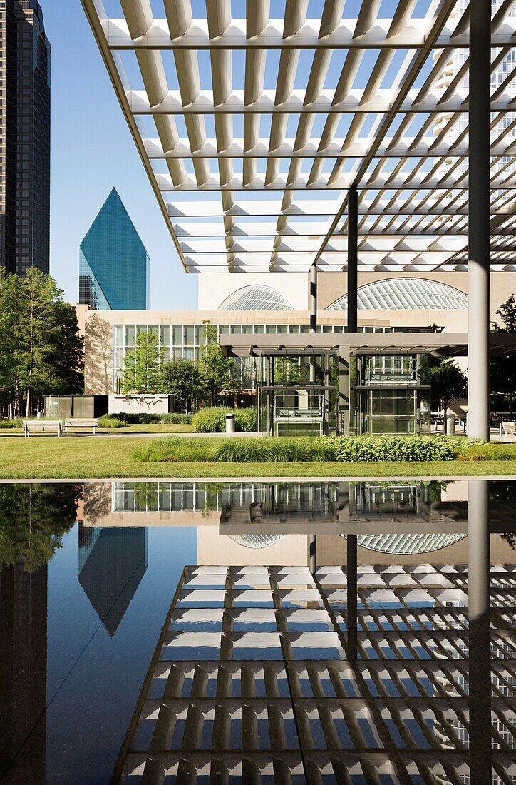 USA, Texas, Dallas, Fountain Place Gebäude im Sammons Park außerhalb von Winspear Opera House