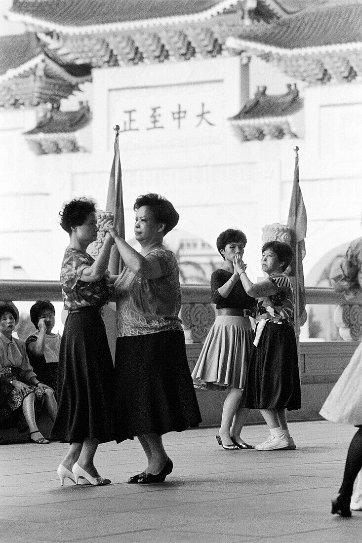 Taiwan, Taipeh, Frauen tanzen außerhalb des Nationaltheaters