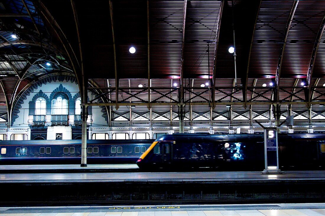 Zug am Bahnhof London Paddington, London, England