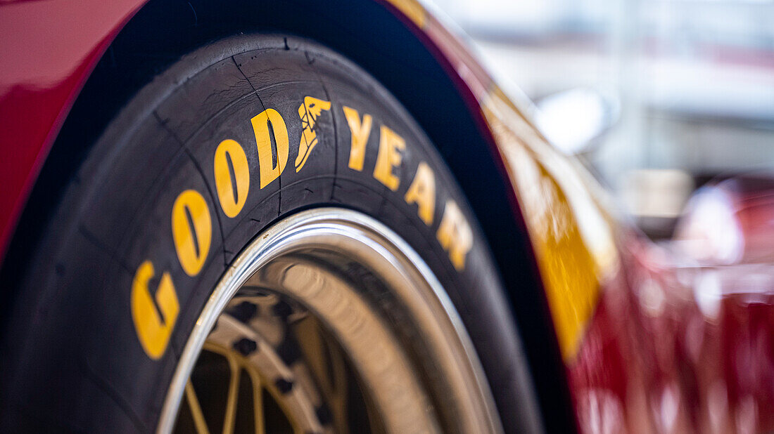 GoodYear-Reifen auf einem Oldtimer-Ferrari-Rennwagen am Flughafen Houston