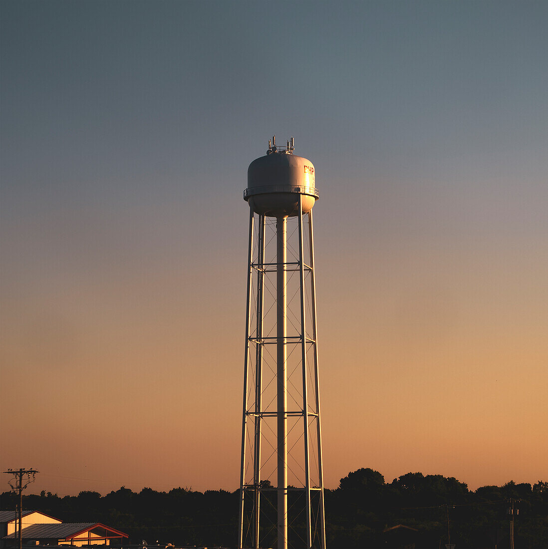 Ein Wasserturm im Osten von Texas bei Sonnenuntergang