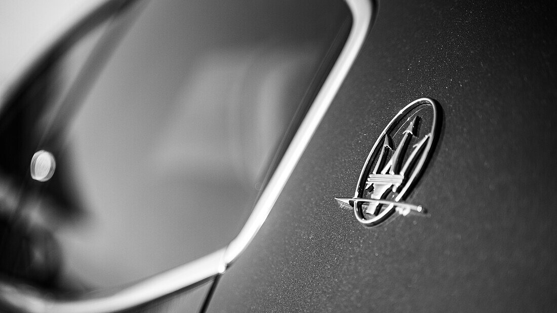 Das Maserati-Logo in Schwarz und Weiß, Nahaufnahme