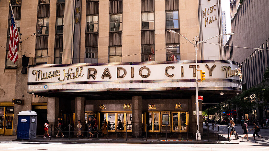 Radio City Music Hall an einem Sommernachmittag auf der 6th Avenue, Manhattan, New York City.