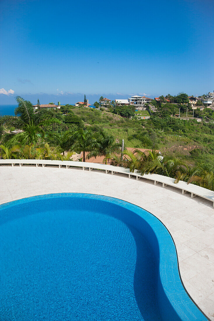 Verzierter Pool mit Blick auf die tropischen Hügel