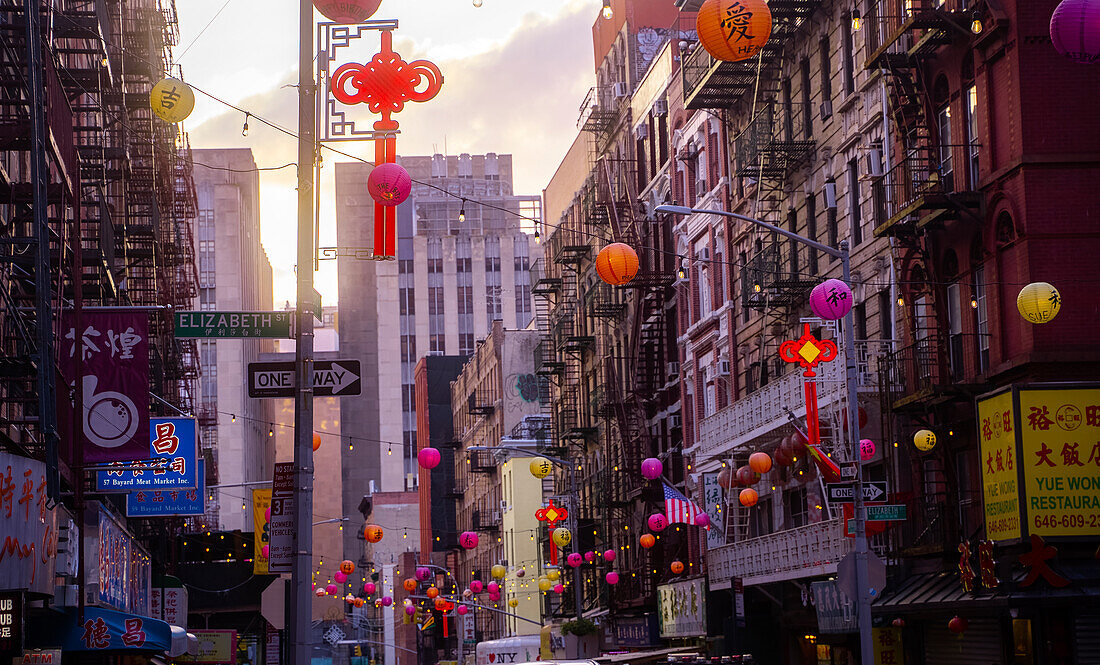 Elizabeth Street, China Town, Manhattan, New York City bei Sonnenuntergang.
