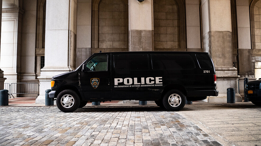 Ein NYPD-Van parkte in der Nähe der New York City Hall und des Tweed Courthouse and Comptroller in Manhattan.