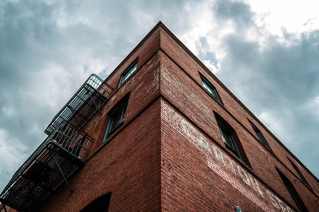 Eine einzigartige Perspektive auf ein historisches Gebäude im Stadtteil Pearl von Portland.