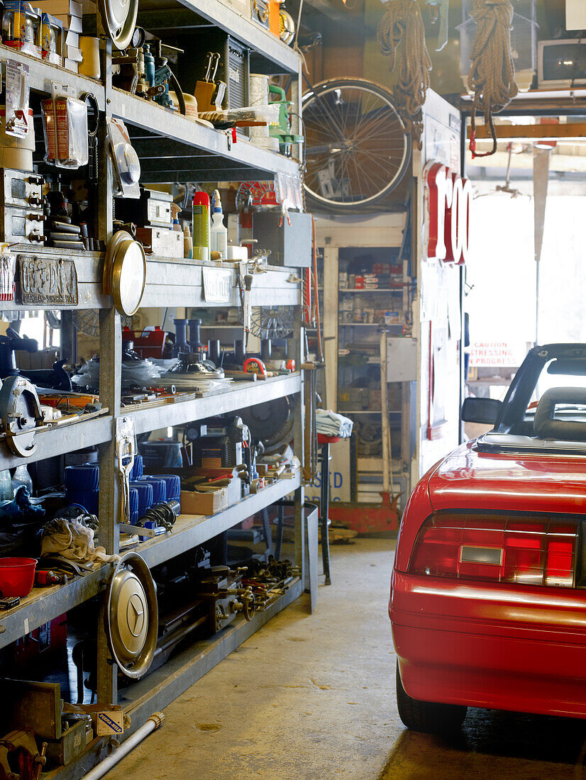Roter Sportwagen geparkt in der Werkstatt im Broken Spoke Saloon in Pimpama
