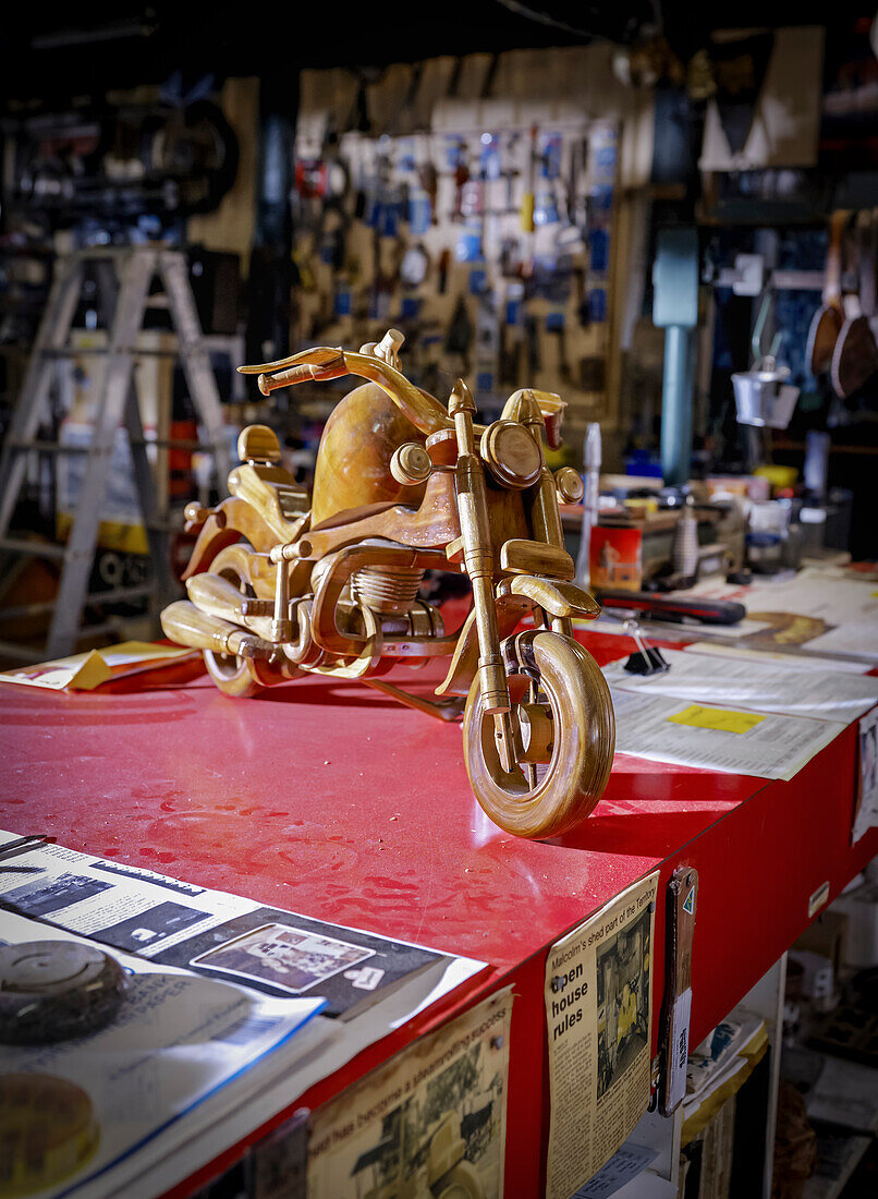 Nahaufnahme von Werkbank und handgeschnitztem Motorrad In der Werkstatt von Broken Spoke Saloon