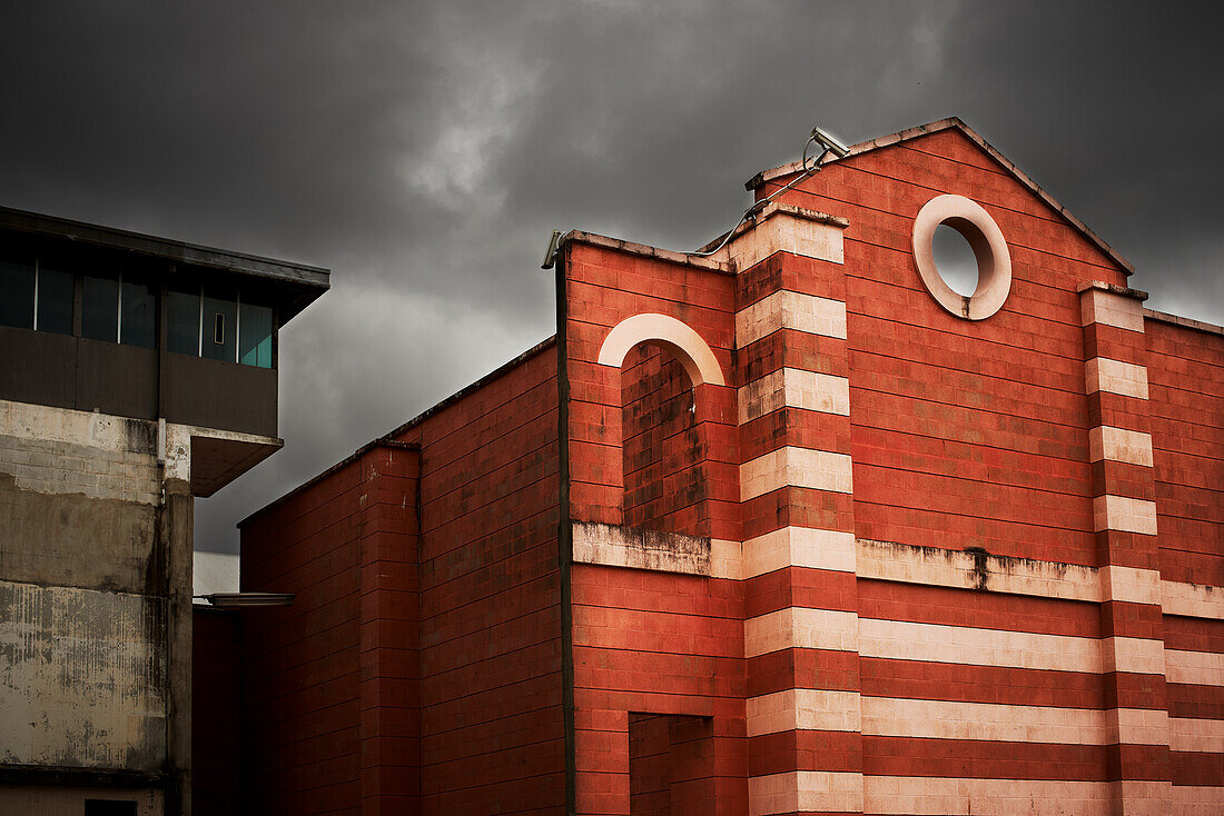Bogo Road Gaol gegen stürmischen Himmel
