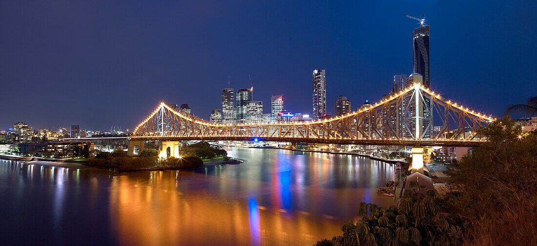Panorama der Stadt Brisbane und der Storey Bridge bei klarer Nacht und Spiegelung im Brisbane River