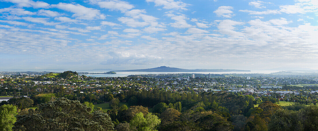 Panorama der Vororte von Auckland und der Insel Rangitoto, aufgenommen von One Tree Hill