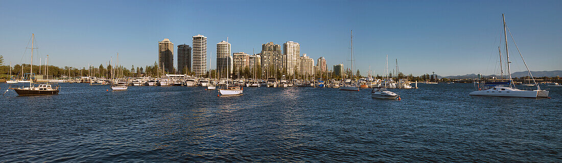 Panoramablick auf Southport, Gold Coast mit festgemachten Booten vor Hochhauswohnungen aus Marina Mirage