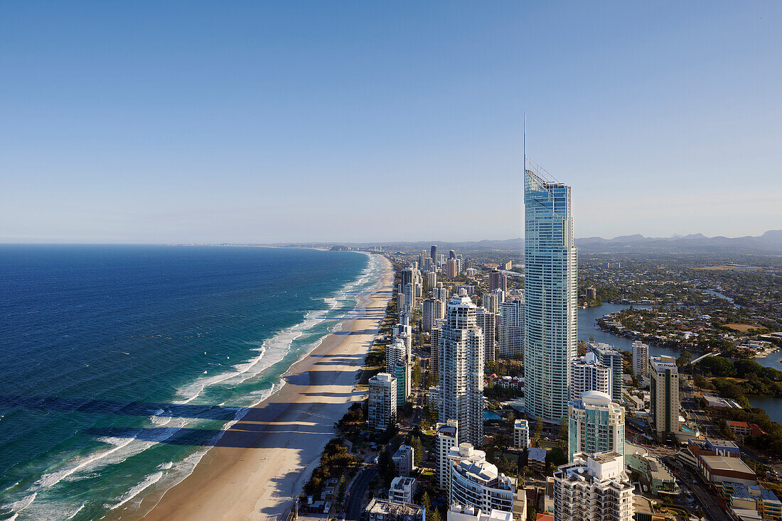 Luftaufnahme der Küstenlinie von Surfers Paradise mit Strand und Stadtsilhouette