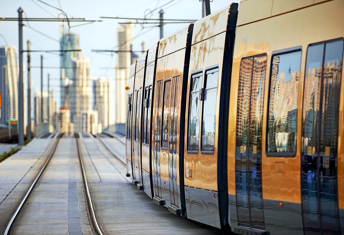 Straßenbahn auf Linien und Surfers Paradise City im Hintergrund