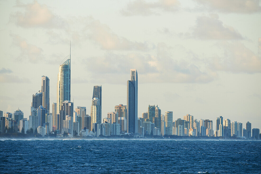 Blick über das unruhige Wasser auf die Skyline von Surfers Paradise City