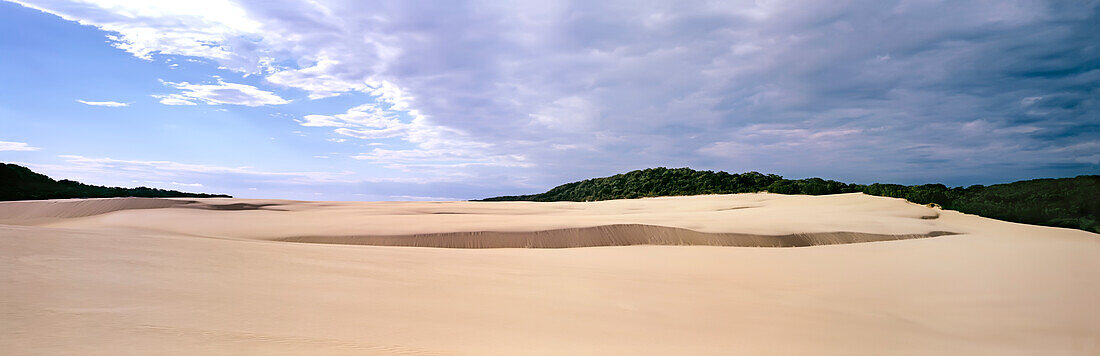 Panorama eines großen Sandhügels, der sich bis zum Horizont des einheimischen Busches und des Himmels auf Fraser Island erstreckt