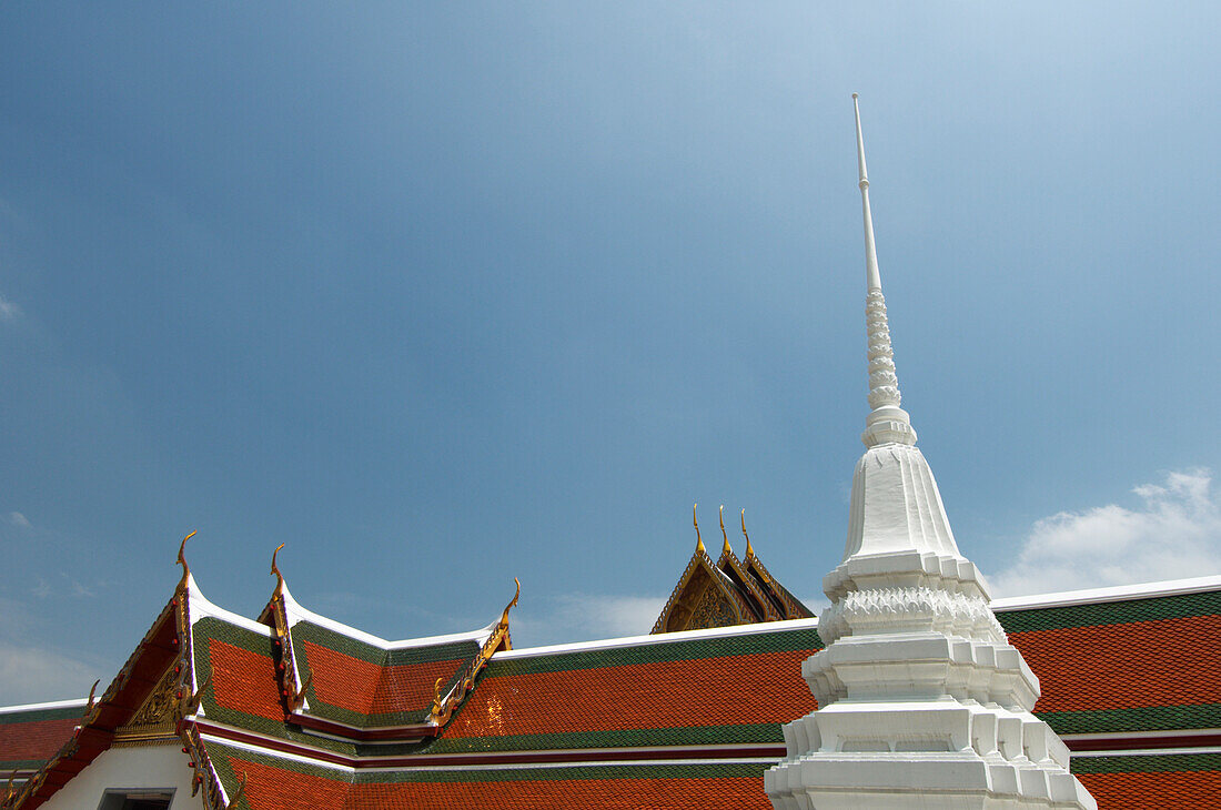 Verziertes Dach des buddhistischen Tempels Wat Pho in Bangkok