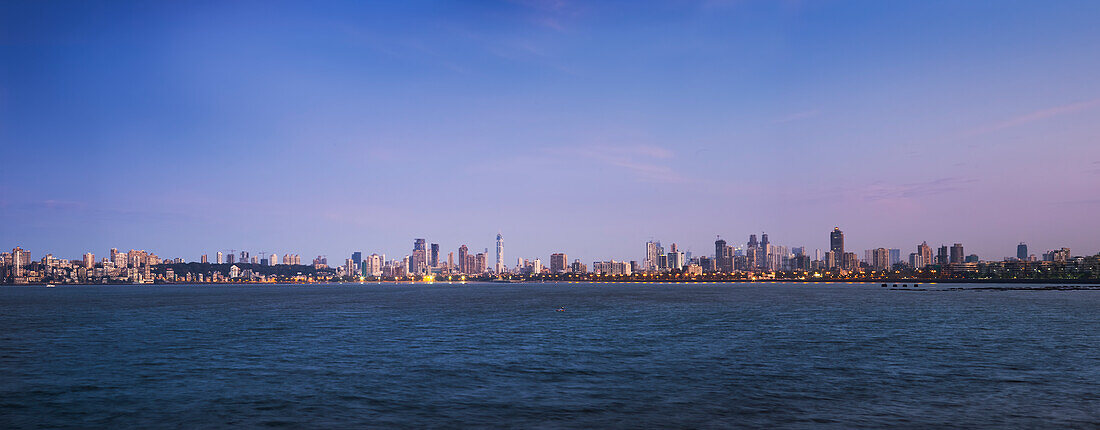 Blick über das Wasser auf die Skyline von Mumbai