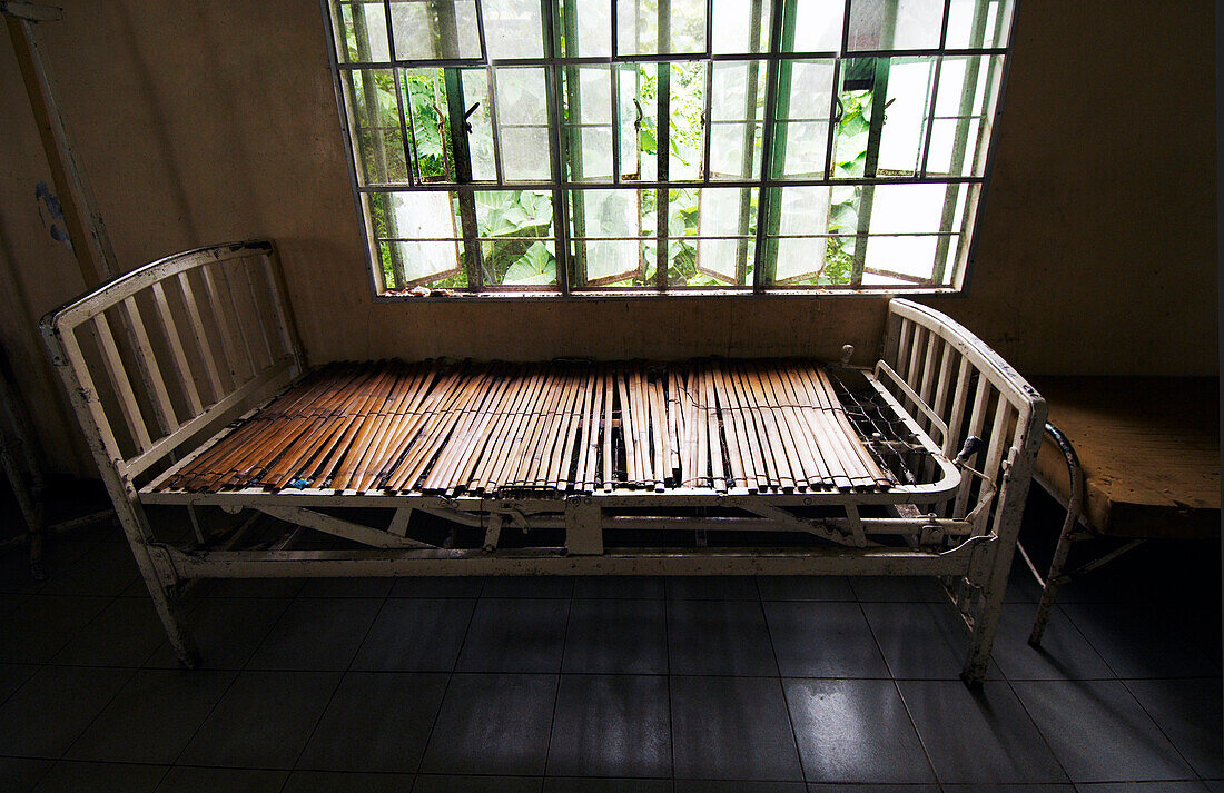 Stahlrahmenbett mit Bambuslatten für eine Matratze in einem Krankenhaus auf den Philippinen