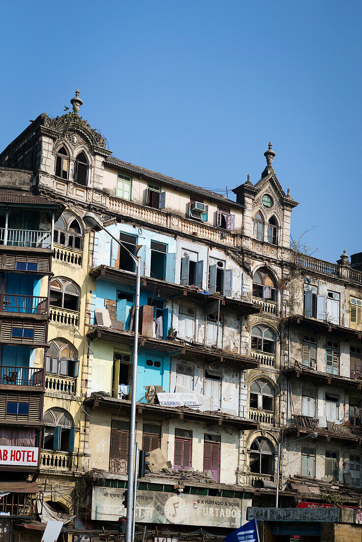 Verfallenes mehrstöckiges Gebäude in Mumbai