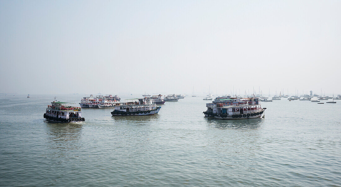 Vielzahl von Booten, die in Mubai im Wasser verankert sind