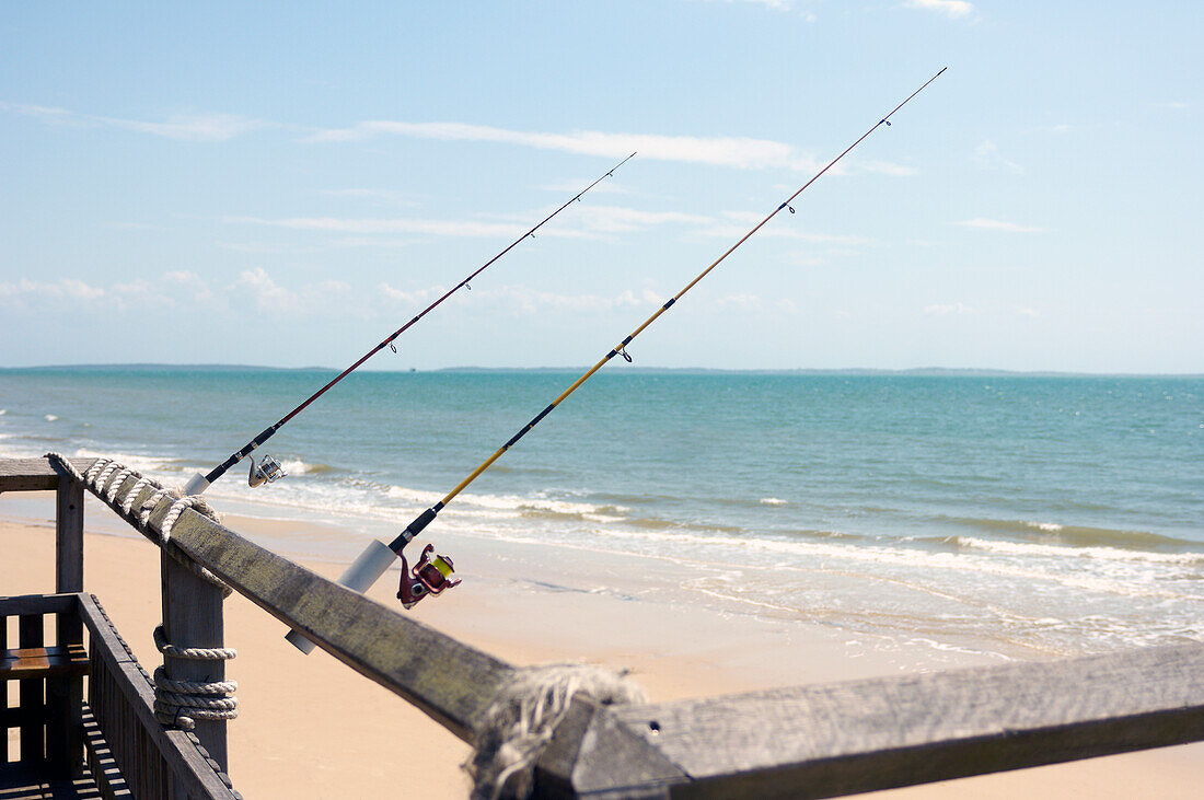 https://media02.stockfood.com/largepreviews/MjIxMjgzNjgyMw==/71381833-Fishing-rods-attached-to-the-railing-of-a-balcony-on-the-beach.jpg