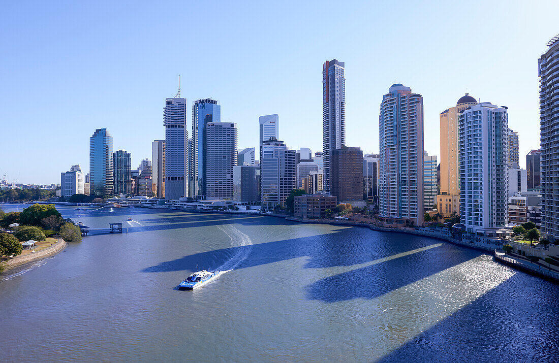 Blick hinunter auf den Brisbane River auf CBD-Hochhäuser