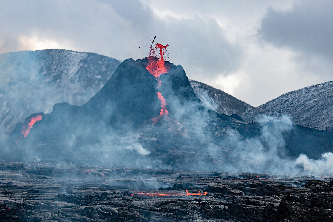 Halbinsel Reykjanes, Island - 23. März 2021: Vulkanausbruch Halbinsel Reykjanes Island. Vulkan Fagradalsfjall. Geldingadalir-Eruption