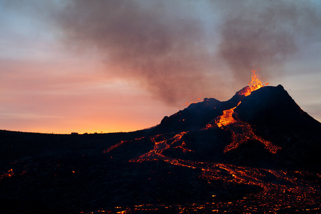 Halbinsel Reykjanes, Island - 27. März 2021: Vulkanausbruch Halbinsel Reykjanes Island. Vulkan Fagradalsfjall. Geldingadalir-Eruption