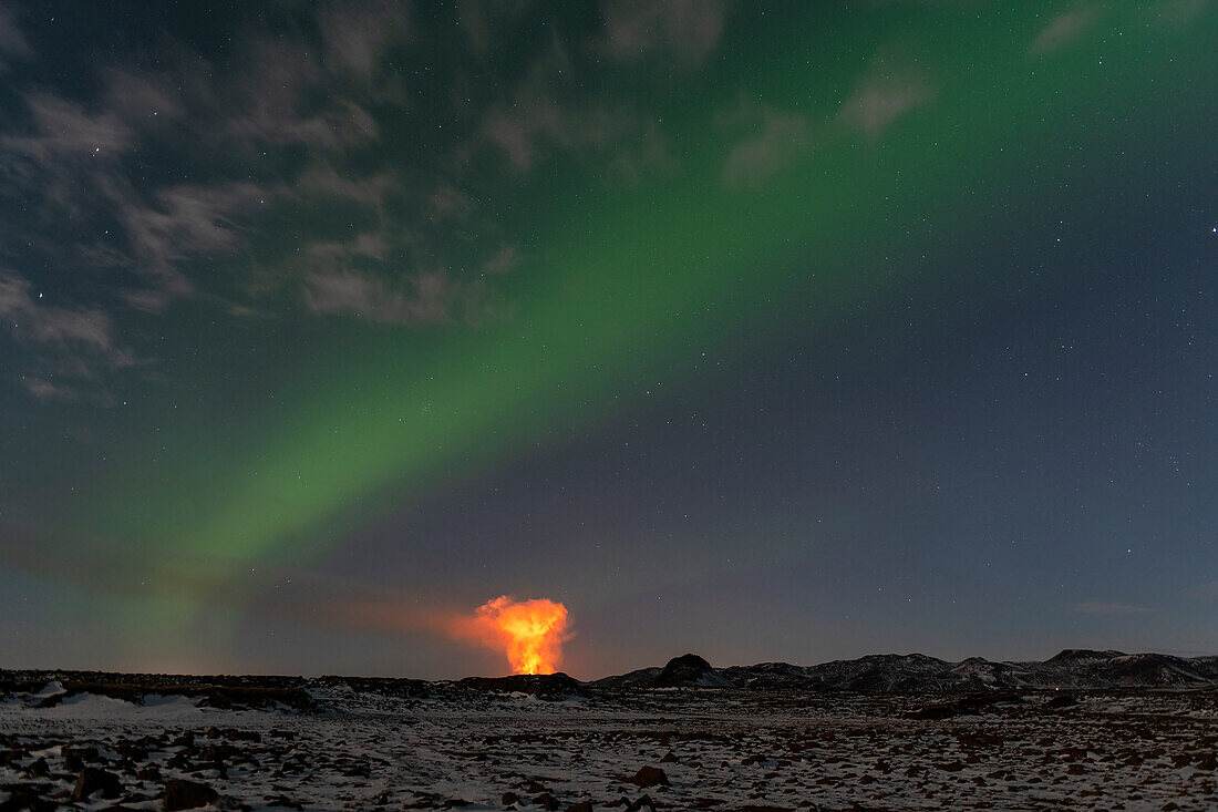 Halbinsel Reykjanes, Island - 31. März 2021: Geldingadalir-Ausbruch und Nordlichter