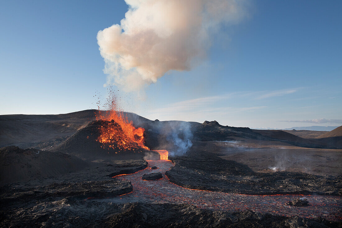 Halbinsel Reykjanes, Island - 4. Mai 2021: Geldingadalir-Ausbruch und Lava mit Rauchwolke