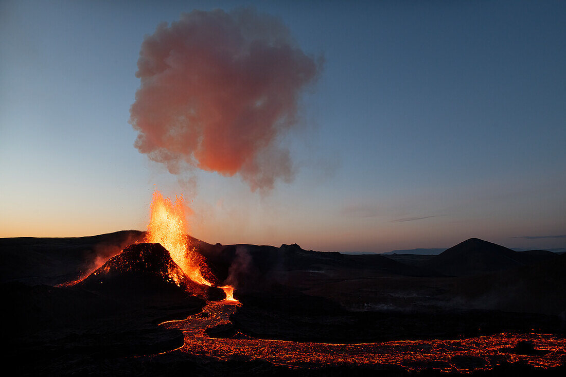 Halbinsel Reykjanes, Island - 4. Mai 2021: Geldingadalir-Ausbruch und Lava in der Abenddämmerung