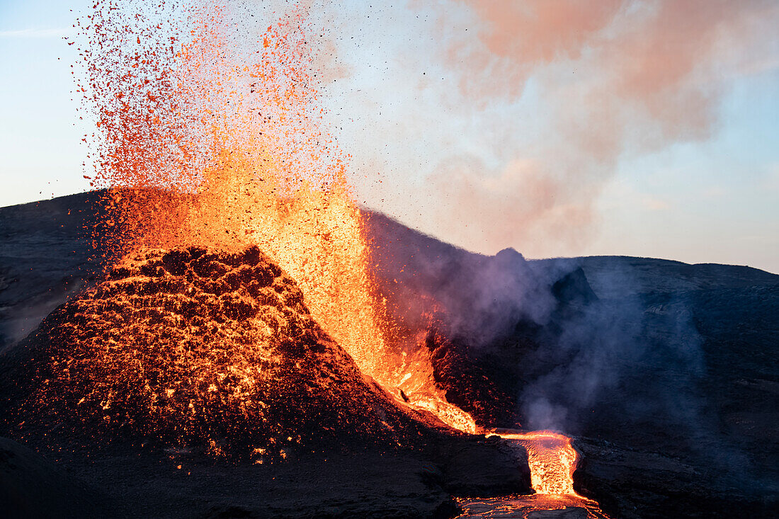 Halbinsel Reykjanes, Island - 4. Mai 2021: Geldingadalir-Ausbruch und Lava aus nächster Nähe