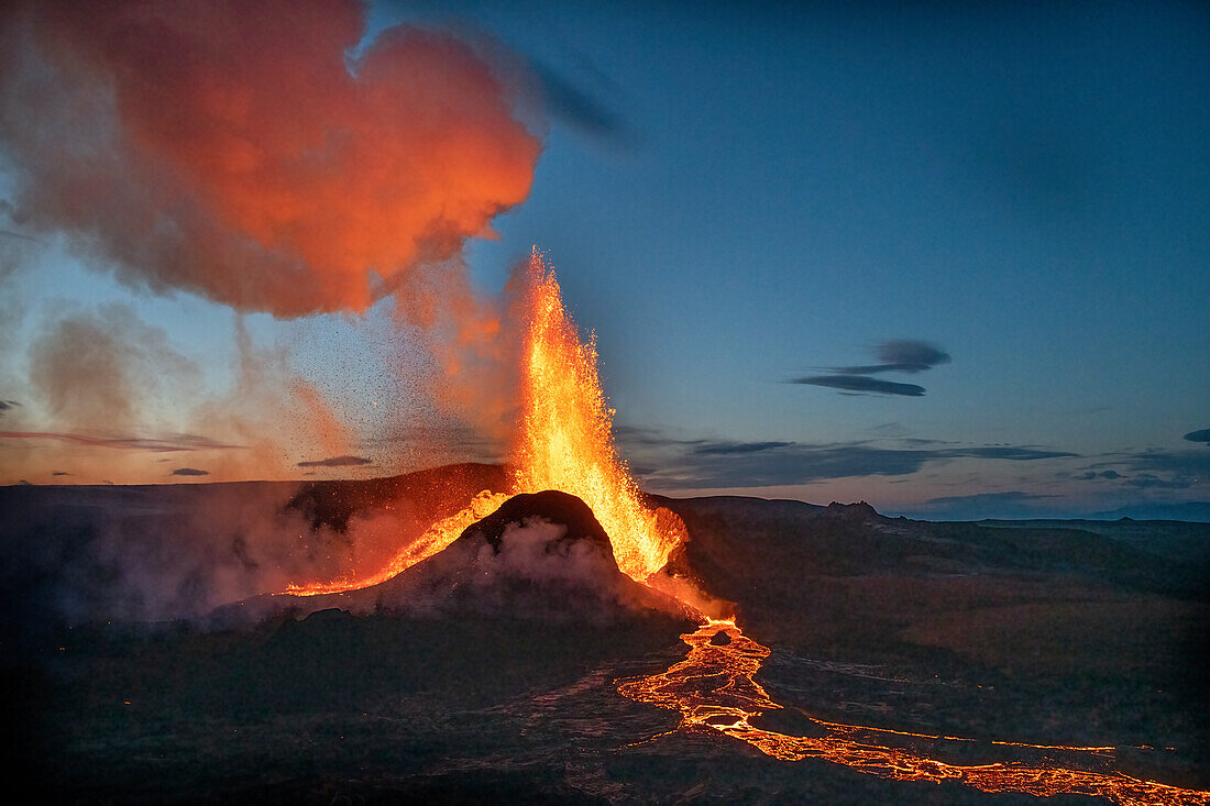 Halbinsel Reykjanes, Island - 9. Mai 2021: Geldingadalir-Ausbruch bei Sonnenuntergang mit Lavaexplosion