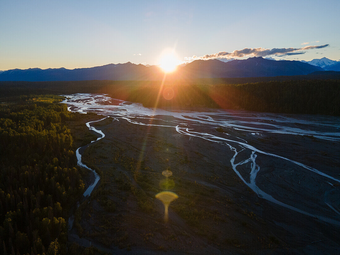 Sonnenuntergang in Alaska, Luftaufnahme eines Flusses
