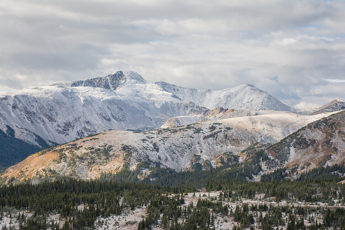 Atemberaubende Berglandschaft mit Wolken. Aspen, Colorado, USA