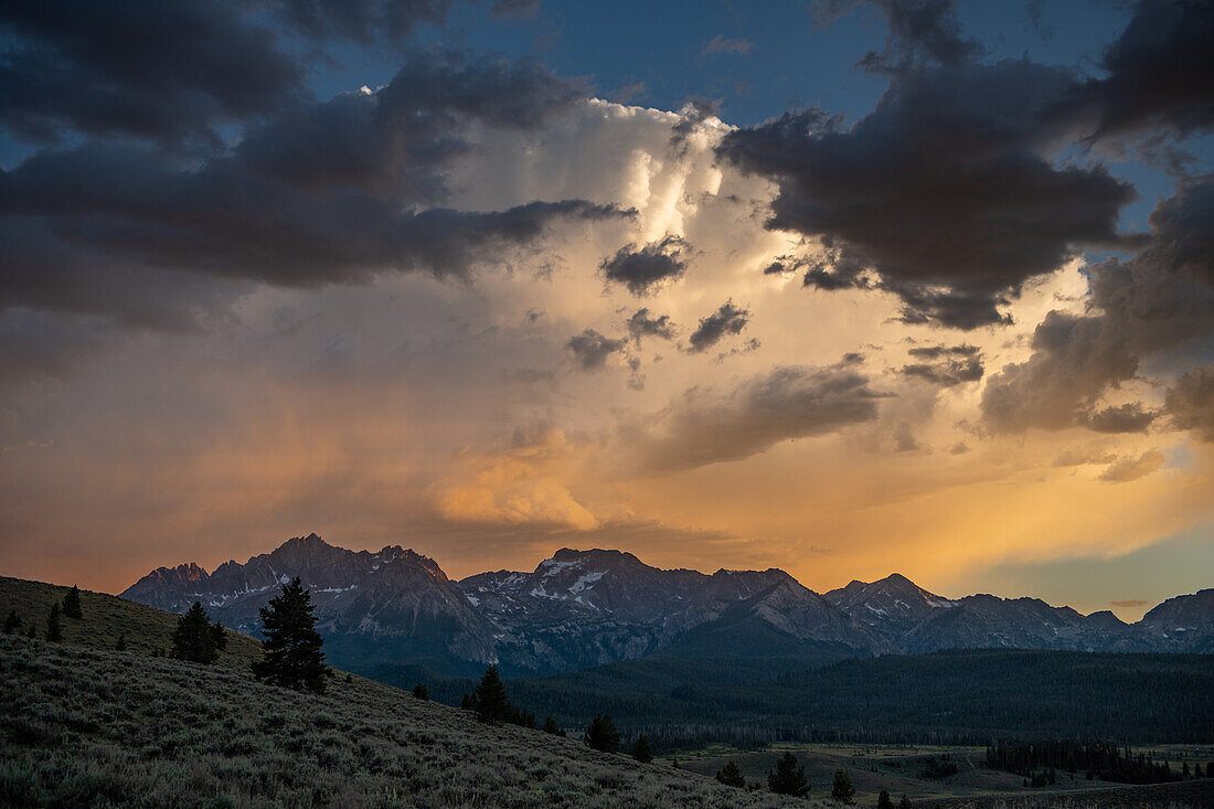 Sonnenuntergang über den Sawtooths Stanley Idaho.