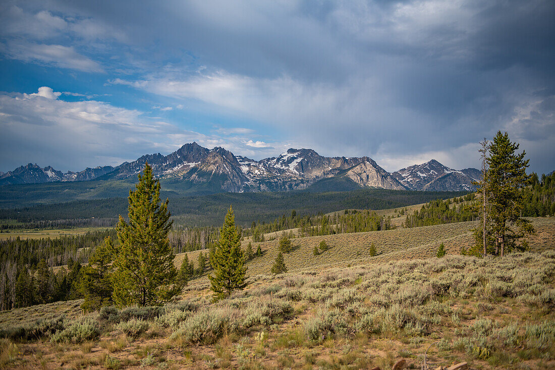 Wolken über den Sawtooths Stanley Idaho.