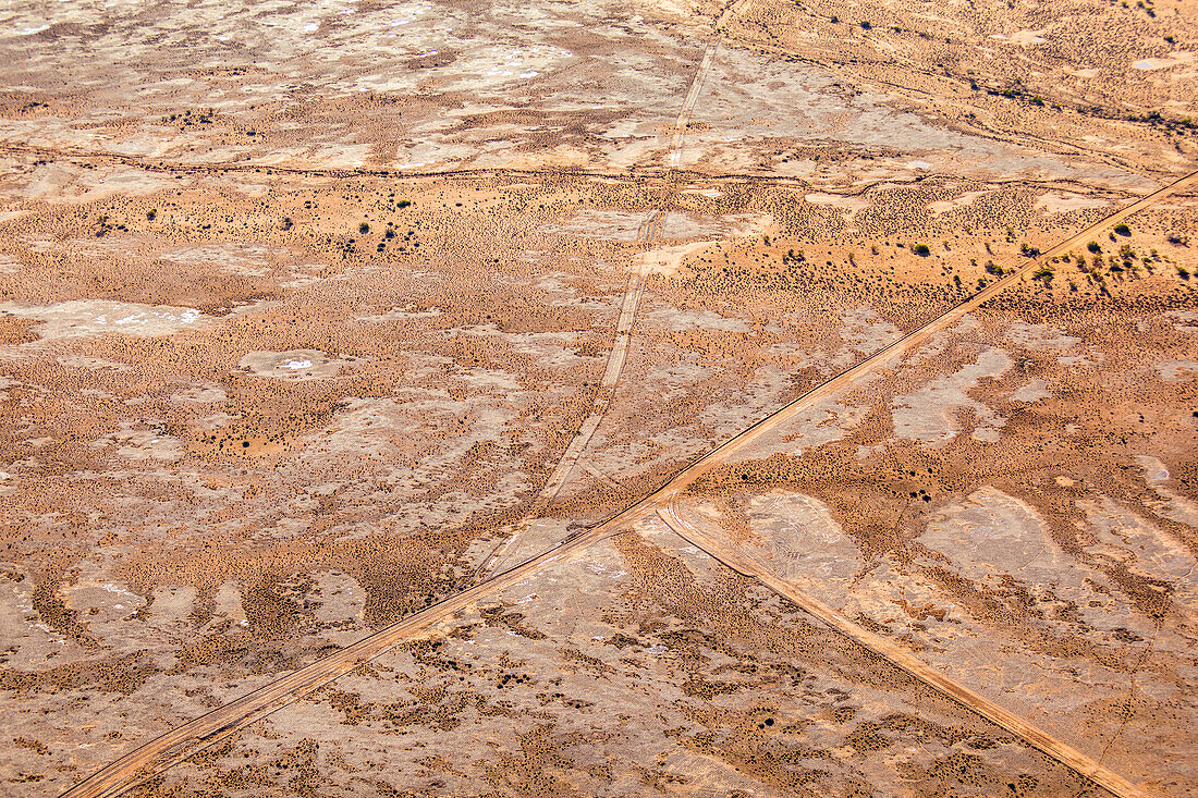 Abstrakte Luftaufnahme der Wüste Südaustraliens mit Fahrbahnen