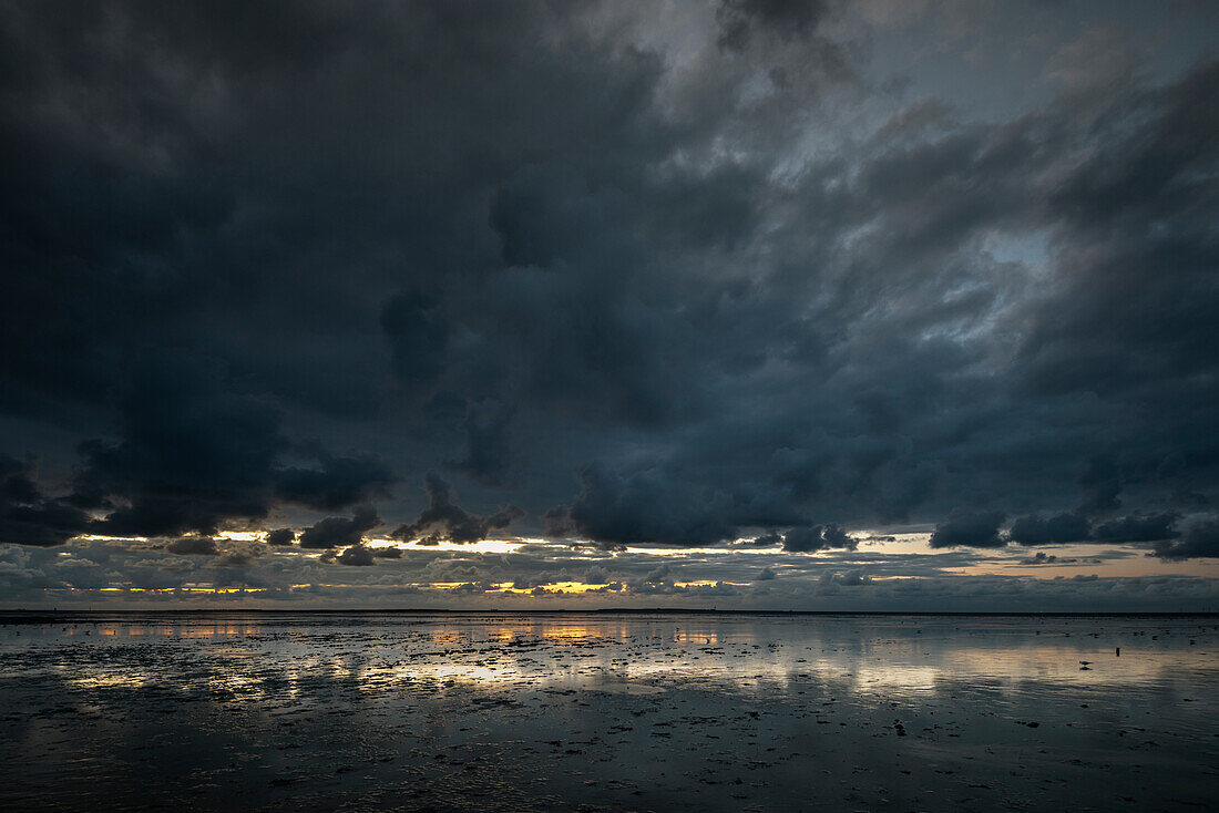 Sonnenuntergang am Wattenmeer unter Regenwolken an der Nordsee, Schillig, Wangerland, Friesland, Niedersachsen, Deutschland, Europa