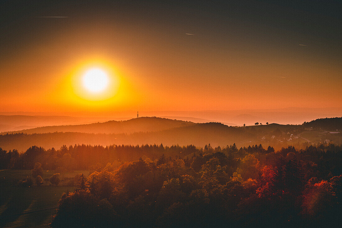 Rhönblick vom Wachtküppel bei Sonnenuntergang, Gersfeld, Hessen, Deutschland, Europa